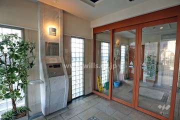 エントランスはオートロック付きです。