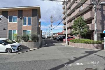 敷地南側の前面道路（東側から）