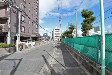 敷地東側の前面道路（南側から）