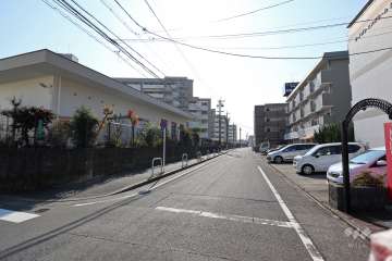 敷地西側の前面道路