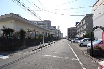 敷地西側の前面道路