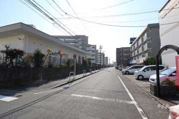 敷地西側の前面道路