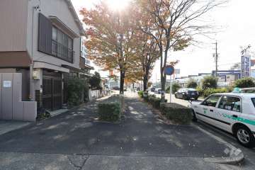 敷地西側の前面道路