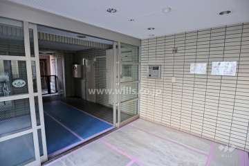 エントランスはオートロック付きです。