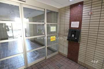 エントランスはオートロック付きです。