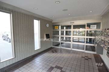 エントランスはオートロック付きです。