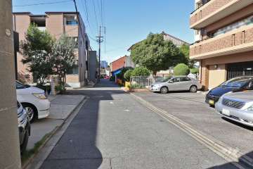 敷地南側の前面道路（東側から）