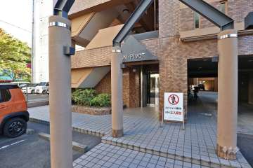 エントランスアプローチはタイル貼りです。