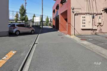 敷地南西側の前面道路（南東側から）