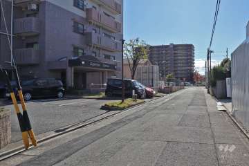 敷地西側の前面道路（北側から）