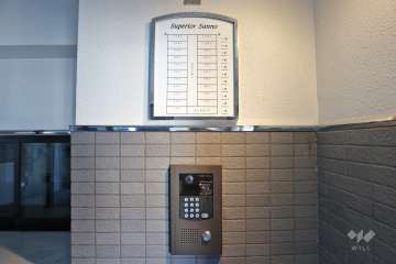 オートロックと案内板