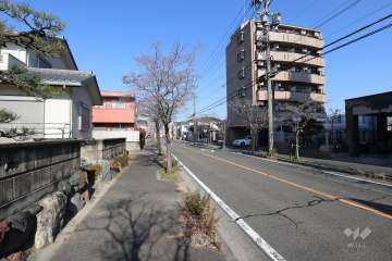 敷地西側の前面道路