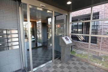 エントランスはオートロック付きです。