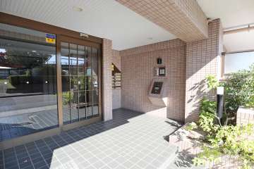 エントランスはオートロック付きです。