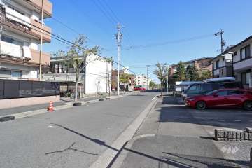 敷地南側の前面道路（西側から）