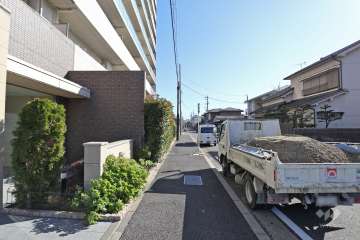 敷地南側の前面道路（西側から）