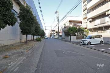 敷地西側の前面道路（南側から）