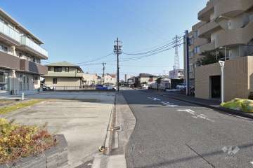 敷地北側の前面道路（西側から）