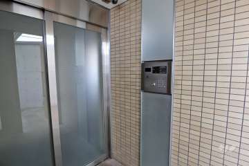 エントランスはオートロック付きです。