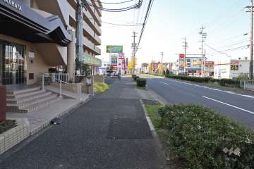 敷地北側は県道29号（八熊通り）に面しています。