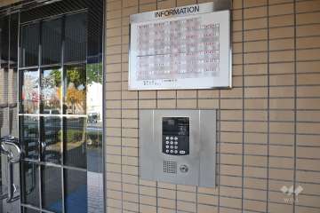 オートロックと案内板