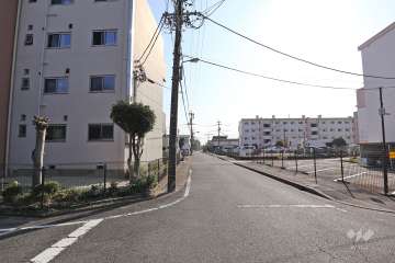 敷地西側の前面道路