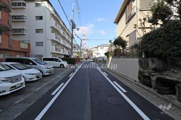 敷地の東側前面道路（南側から）