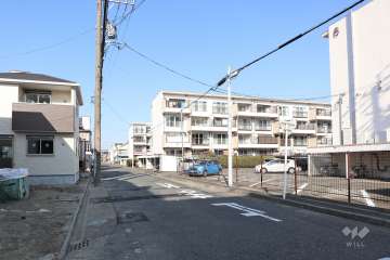 敷地西側の前面道路