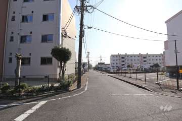 敷地西側の前面道路