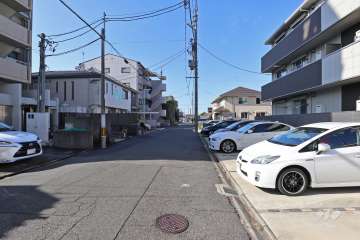 敷地北側の前面道路（東側から）
