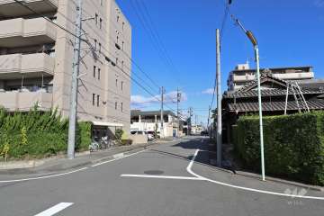 敷地東側の前面道路（南側から）