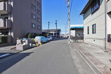 敷地東側の前面道路（南側から）