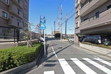 敷地西側の前面道路（南側から）