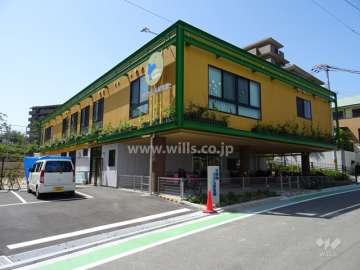 敷地南側にはくじら保育園があります。
