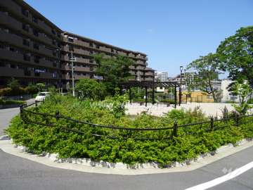 敷地南側には千里山中央公園があります。