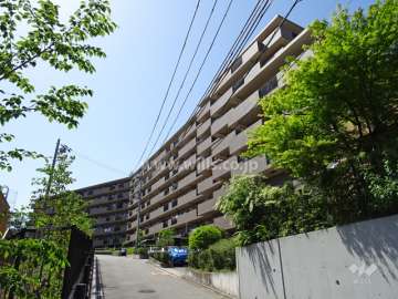 グランアークス千里山の外観（東側から）