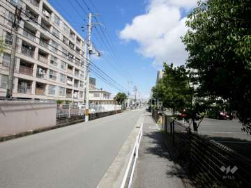 敷地南側の前面道路