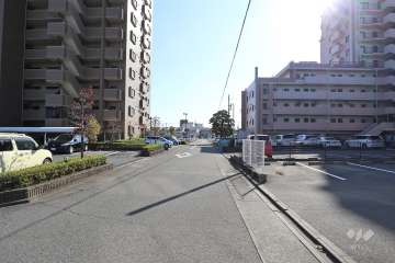 敷地西側の前面道路