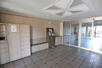 エントランスはオートロック付きです。