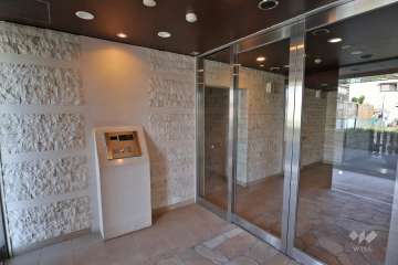 エントランスはオートロック付きです。