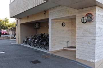 駐輪場と洗い場