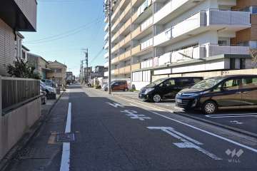 敷地南側の前面道路（東側から）