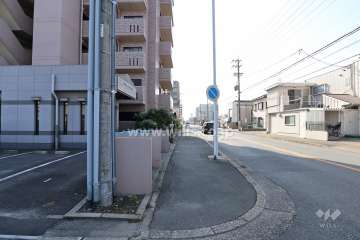 敷地西側の前面道路