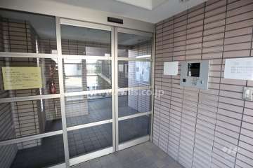 エントランスはオートロック付きです。