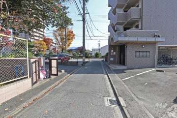 敷地南側の前面道路（西側から）