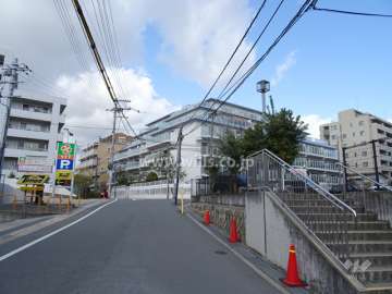 日商岩井豊津マンションの遠景。周辺はマンションが多く立ち並ぶ住宅地です。