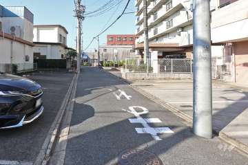 敷地南側の前面道路（東側から）