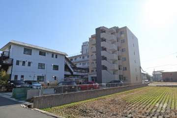 東春田マンションの外観（北西側から）