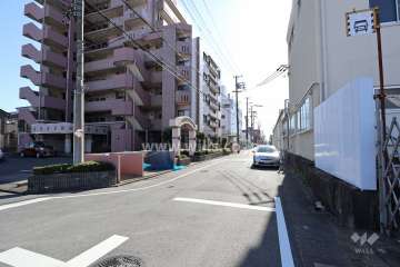 敷地西側の前面道路