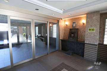 エントランスはオートロック付きです。